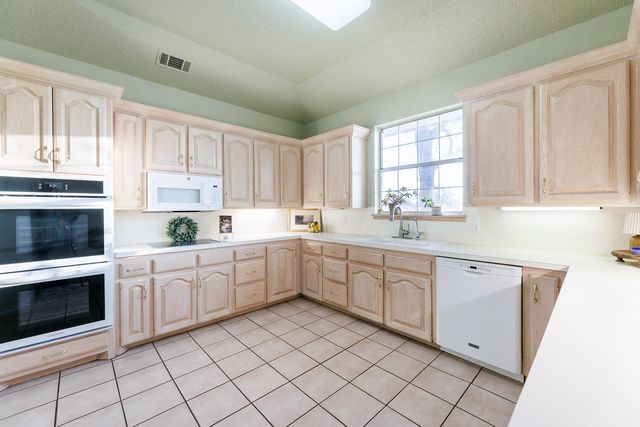 206 Collins Avenue, Sundown, TX 79372