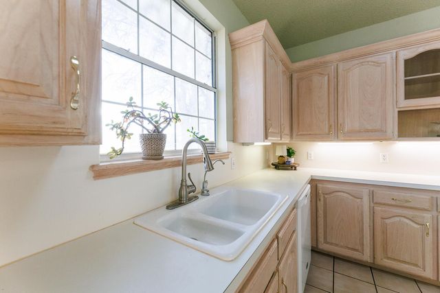 206 Collins Avenue, Sundown, TX 79372