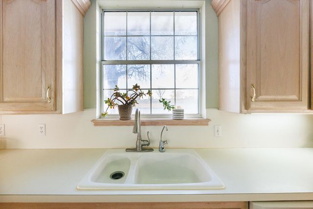 206 Collins Avenue, Sundown, TX 79372