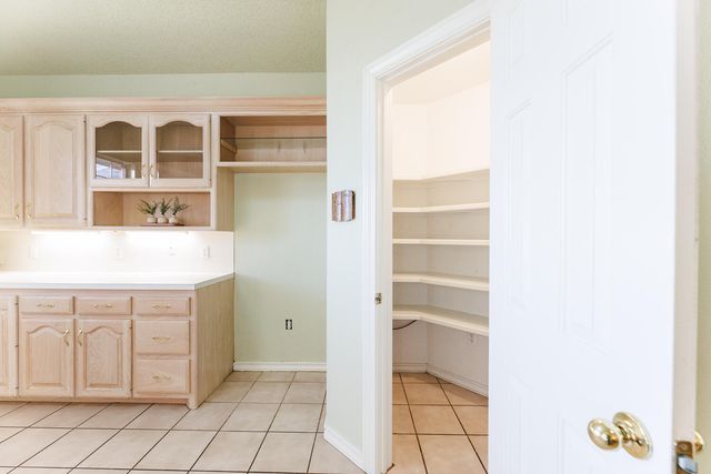 206 Collins Avenue, Sundown, TX 79372