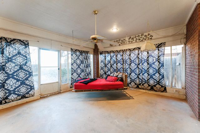 206 Collins Avenue, Sundown, TX 79372