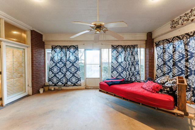 206 Collins Avenue, Sundown, TX 79372