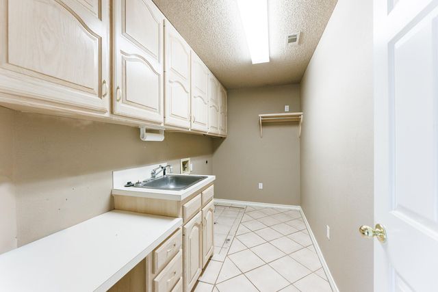 206 Collins Avenue, Sundown, TX 79372