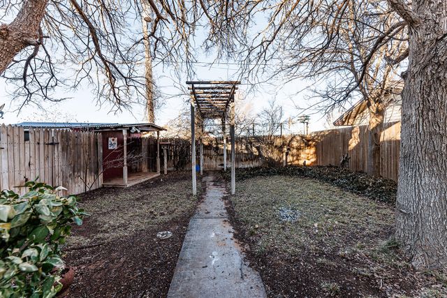 206 Collins Avenue, Sundown, TX 79372