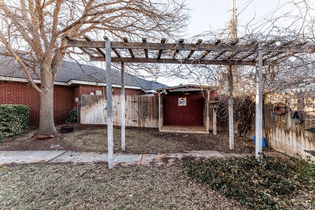 206 Collins Avenue, Sundown, TX 79372