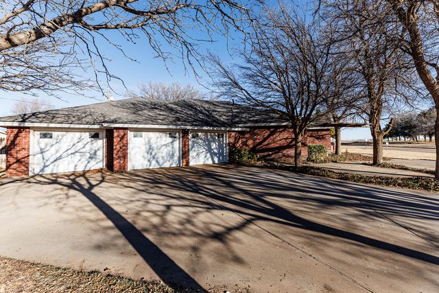 206 Collins Avenue, Sundown, TX 79372