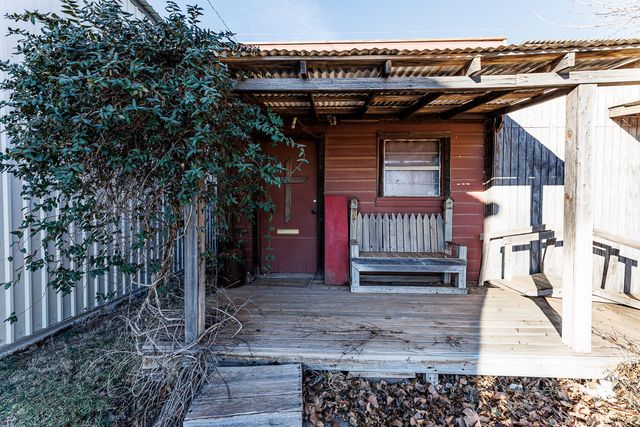 206 Collins Avenue, Sundown, TX 79372