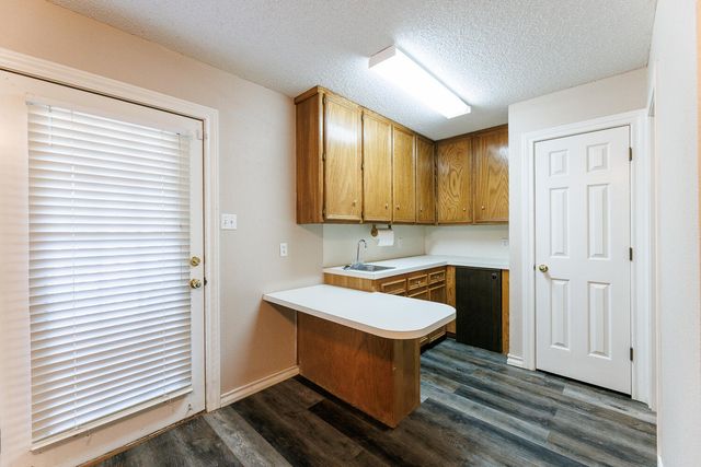 206 Collins Avenue, Sundown, TX 79372