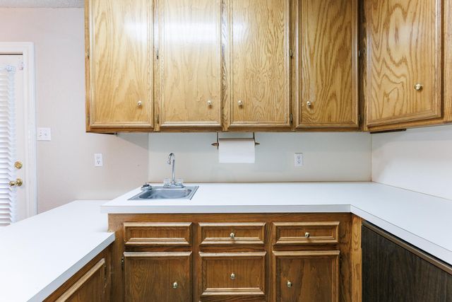 206 Collins Avenue, Sundown, TX 79372