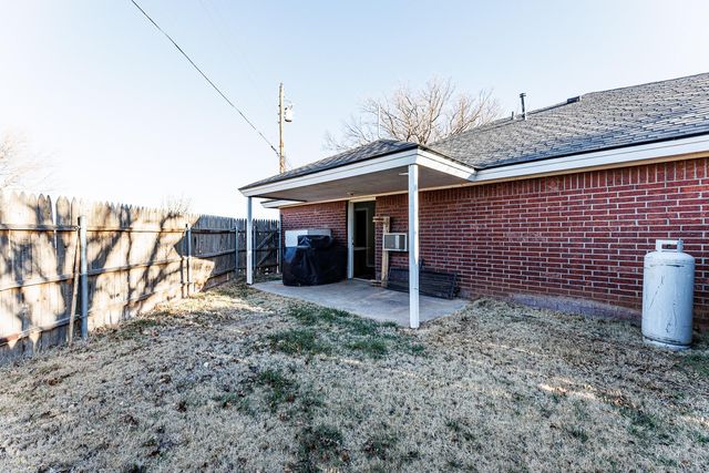 206 Collins Avenue, Sundown, TX 79372