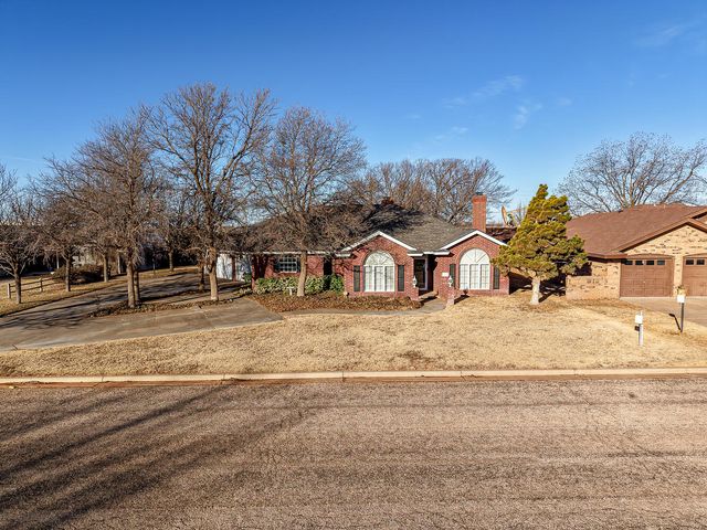 206 Collins Avenue, Sundown, TX 79372