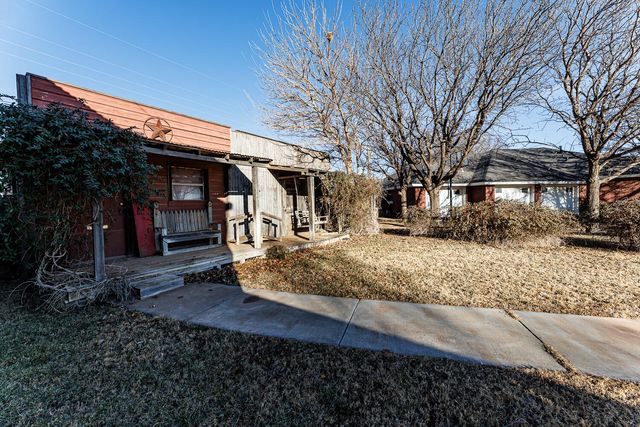 206 Collins Avenue, Sundown, TX 79372