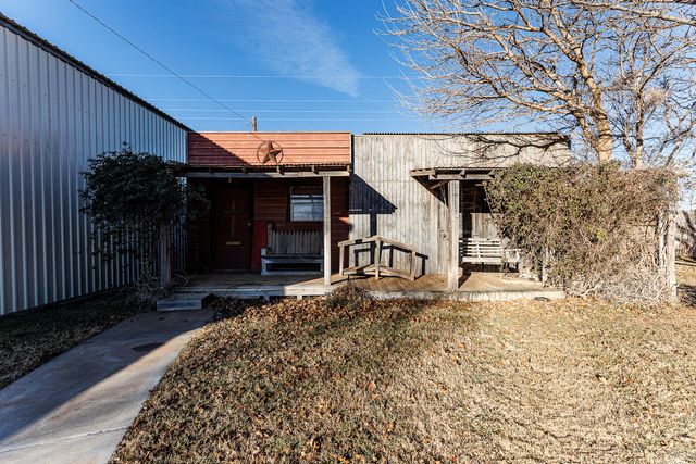 206 Collins Avenue, Sundown, TX 79372