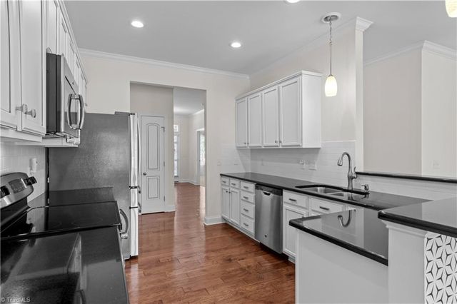 6870 Hanesbrook Circle, Clemmons, NC 27012
