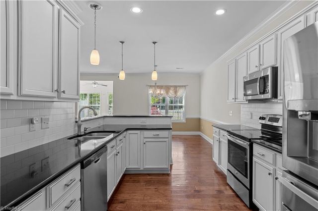 6870 Hanesbrook Circle, Clemmons, NC 27012