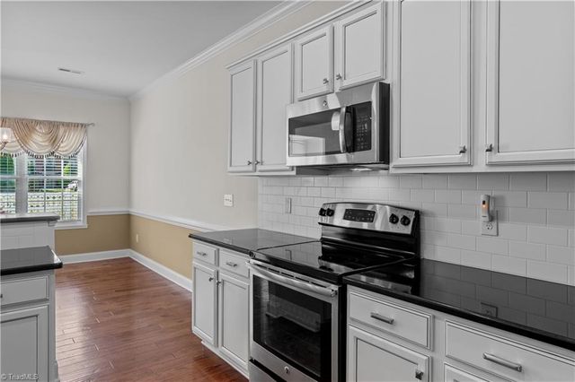 6870 Hanesbrook Circle, Clemmons, NC 27012