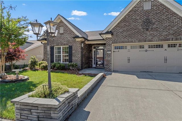 6870 Hanesbrook Circle, Clemmons, NC 27012