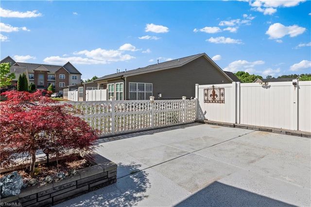 6870 Hanesbrook Circle, Clemmons, NC 27012