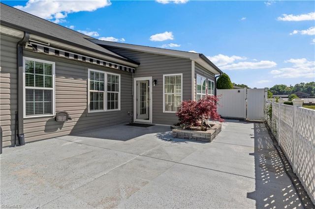 6870 Hanesbrook Circle, Clemmons, NC 27012