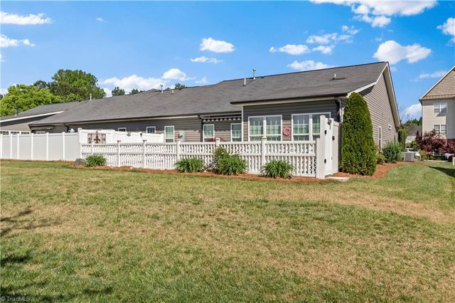 6870 Hanesbrook Circle, Clemmons, NC 27012