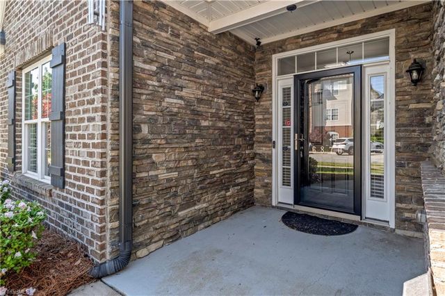 6870 Hanesbrook Circle, Clemmons, NC 27012