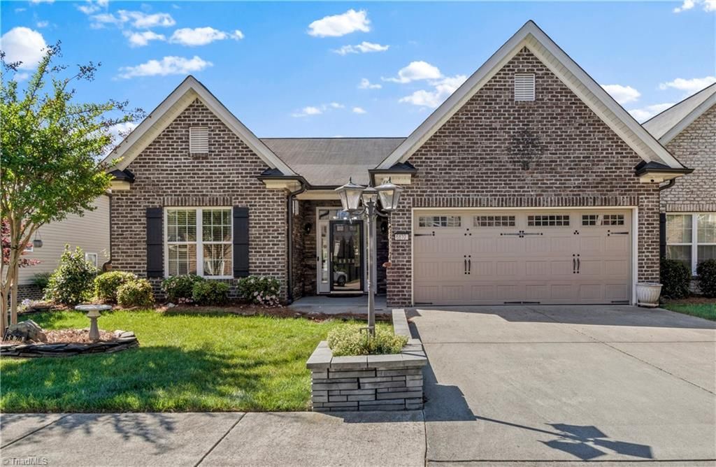 6870 Hanesbrook Circle, Clemmons, NC 27012