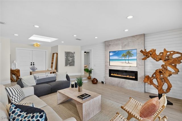 2341 MAYFIELD CT 8, Naples, FL 34105