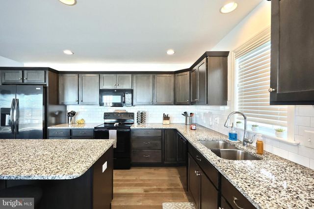 1705 FOUNTAIN ROCK DR, Dover, PA 17315