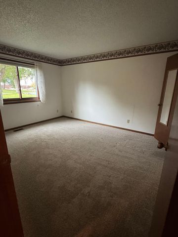1890 Fox Ridge Drive B, West Saint Paul, MN 55118