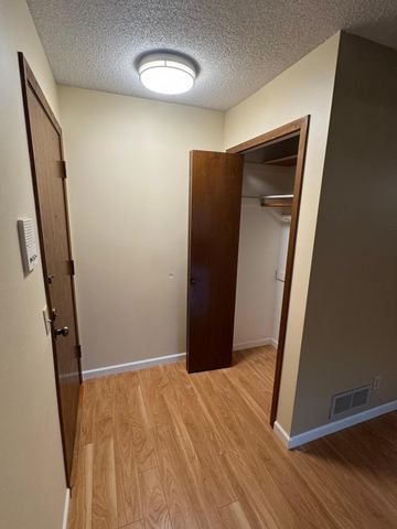 1890 Fox Ridge Drive B, West Saint Paul, MN 55118