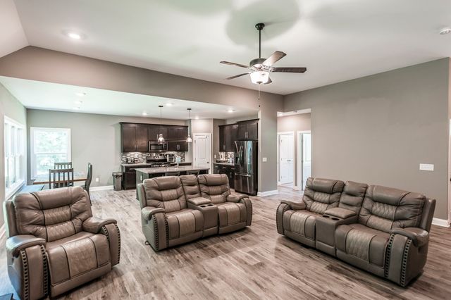 8326 Betts Rd, Greenbrier, TN 37073