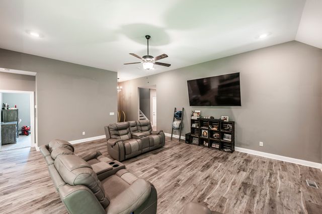 8326 Betts Rd, Greenbrier, TN 37073