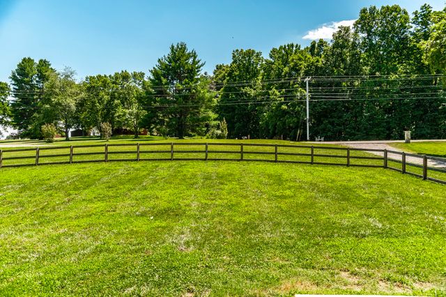 8326 Betts Rd, Greenbrier, TN 37073