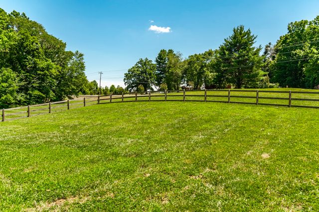 8326 Betts Rd, Greenbrier, TN 37073
