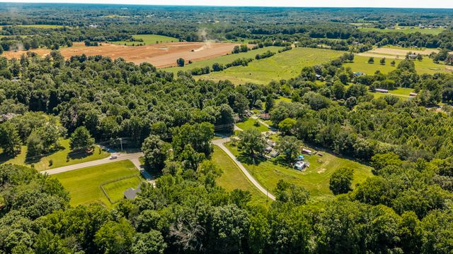 8326 Betts Rd, Greenbrier, TN 37073
