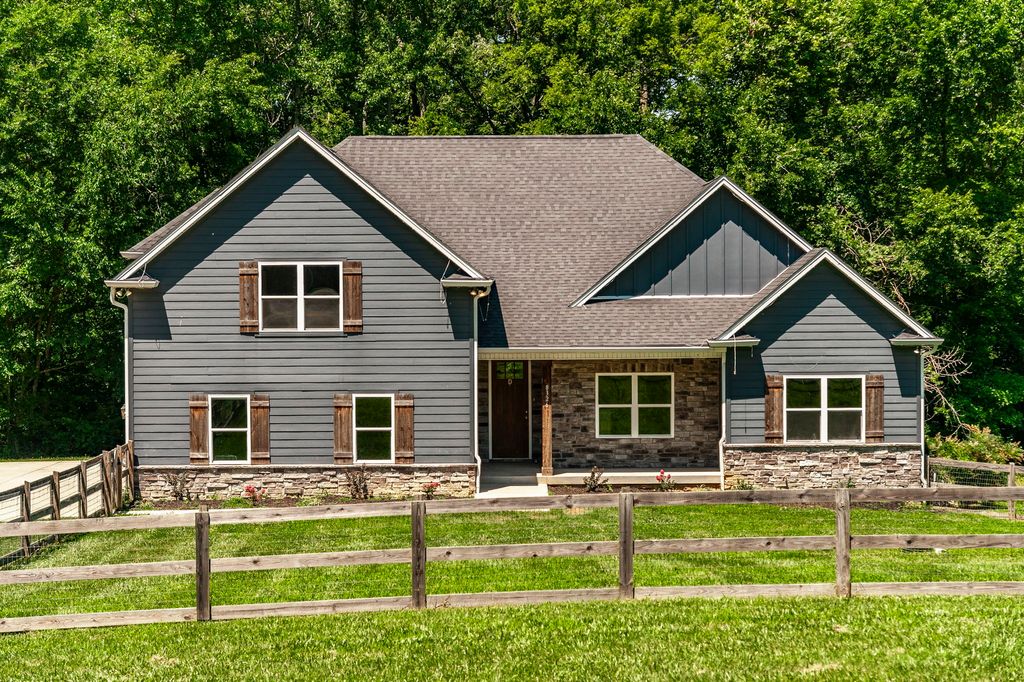 8326 Betts Rd, Greenbrier, TN 37073