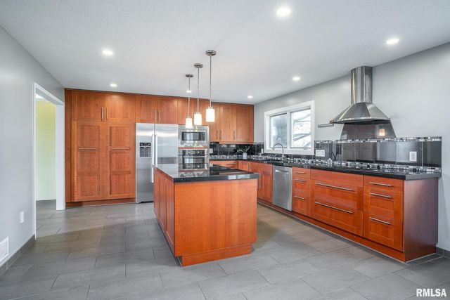 4200 Belmont Road, Bettendorf, IA 52722