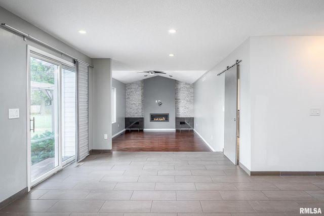 4200 Belmont Road, Bettendorf, IA 52722