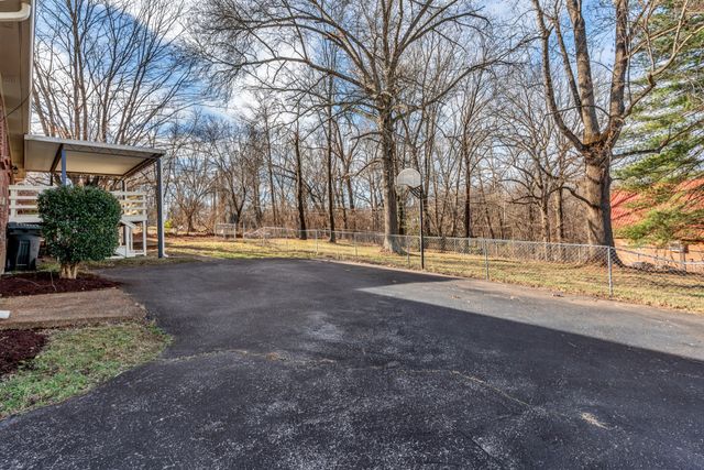 305 S Pawnee Dr, Springfield, TN 37172