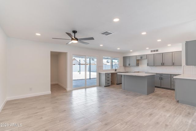 6924 W BEATRICE Street, Phoenix, AZ 85043