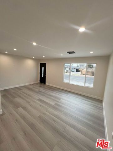 8550 Gloria Avenue, Los Angeles, CA 91343