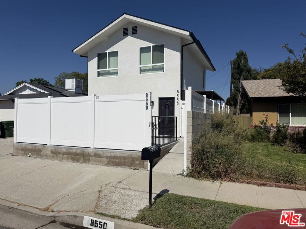 8550 Gloria Avenue, Los Angeles, CA 91343