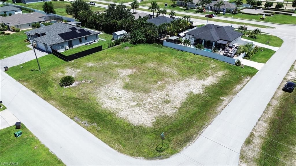 Image 13 of property listing at 3121 16th PL, Cape Coral, FL 33914