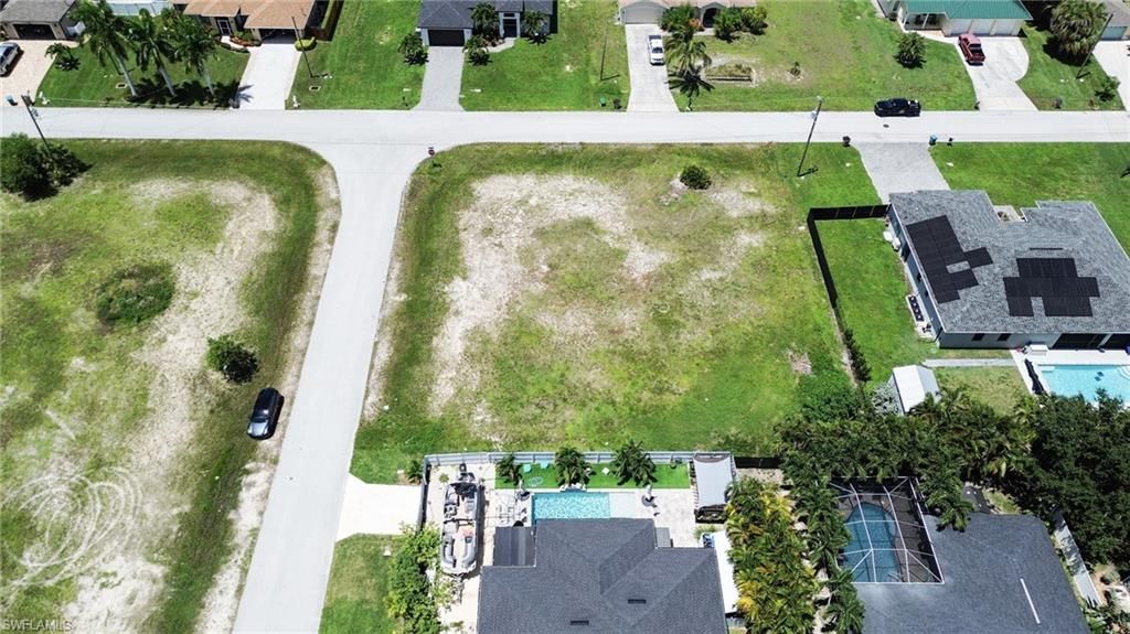 Image 7 of property listing at 3121 16th PL, Cape Coral, FL 33914