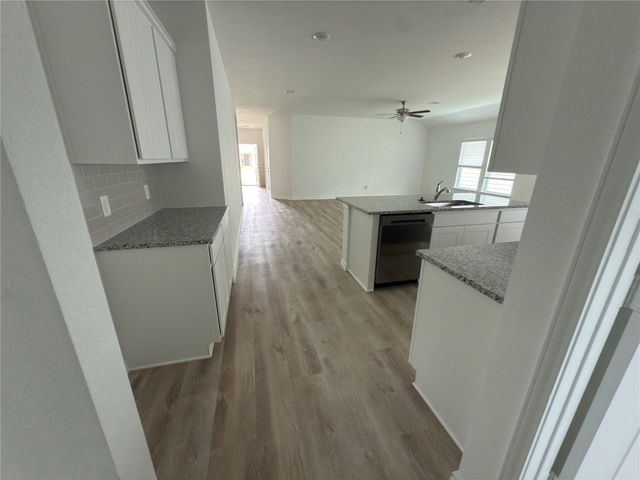 512 Oak Chase Avenue, Dayton, TX 77535