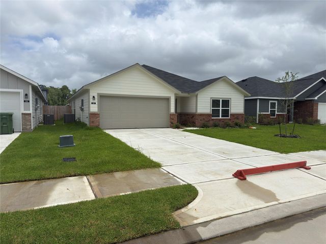 512 Oak Chase Avenue, Dayton, TX 77535