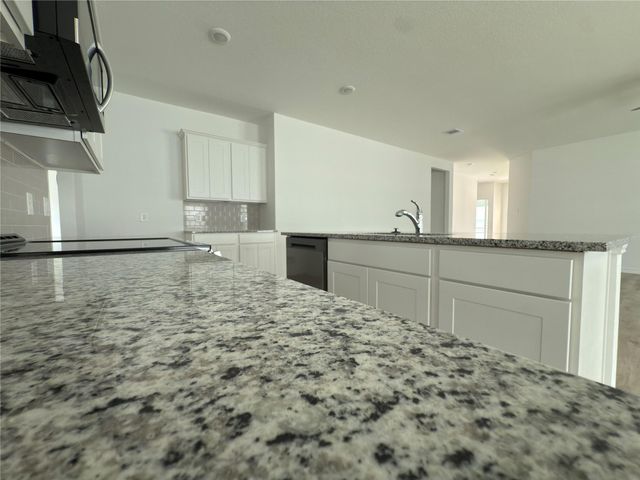 512 Oak Chase Avenue, Dayton, TX 77535