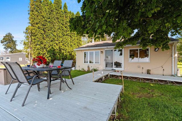 165 SUN N SURF DRIVE, Luxemburg, WI 54217