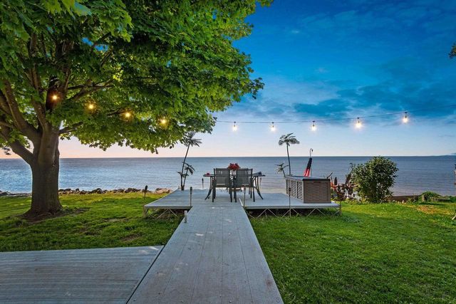 165 SUN N SURF DRIVE, Luxemburg, WI 54217
