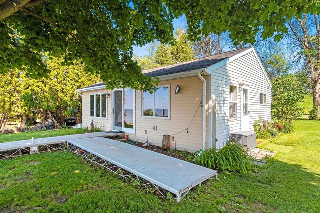 165 SUN N SURF DRIVE, Luxemburg, WI 54217